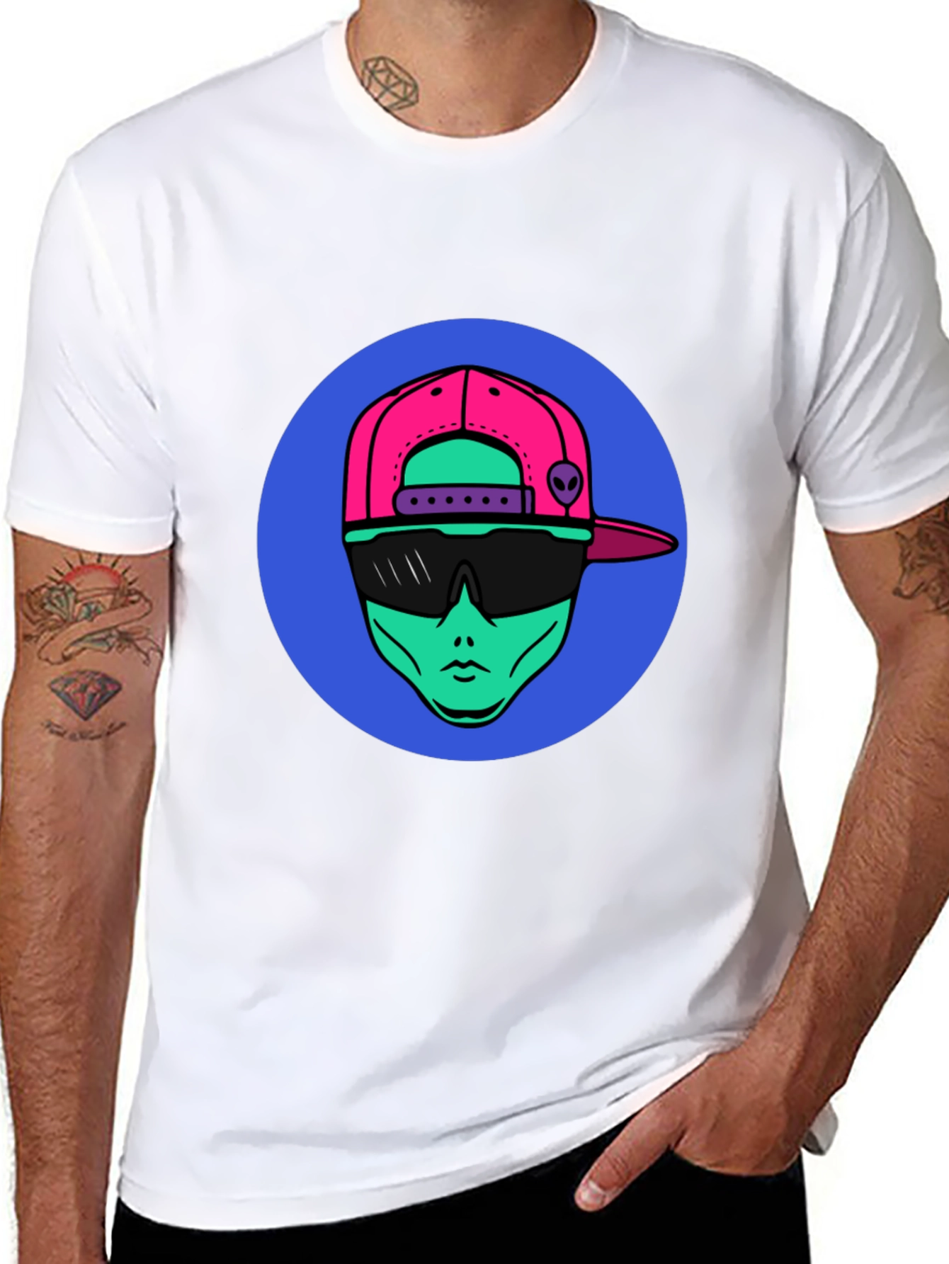 Cool Alien Graphic Tee - Trendy Black T-Shirt
